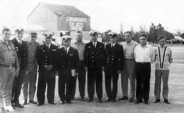 The first “Bear” crew to arrive from the USSR in military duties. From the left: a Cuban officer, V.G. Kukhtin, then Cuban Minister of Defense, Raúl Castro. Majors I. F. Gladkov, M.T. Vartanov, D.F. Flegontov, and L.I. Kashin, Soviet military advisors and a translator. Note the C-47 ‘Skytrain’ in the background. José Martí Airport, Rancho Boyeros, Havana, Cuba. May 18th, 1970.