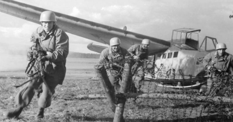 Fallschirmjäger in action. By Bundesarchiv - CC BY-SA 3.0 de