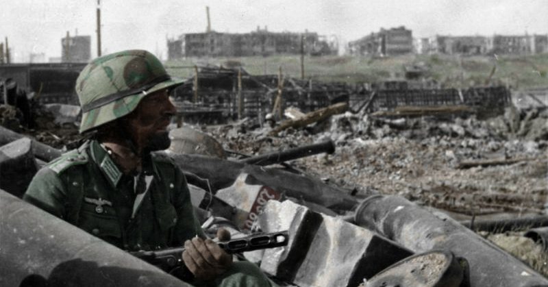 October 1942: A German Oberleutnant (1st Lieutenant) with a Soviet PPSh-41 submachine gun in Barrikady factory rubble. <a href=