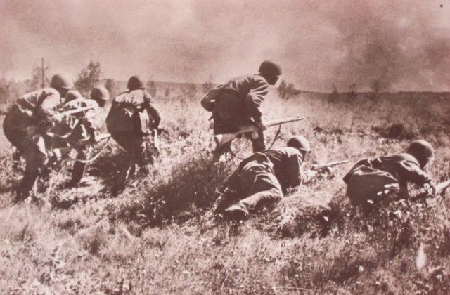 Soviets during an attack against Wehrmacht. July 1941 [Via]