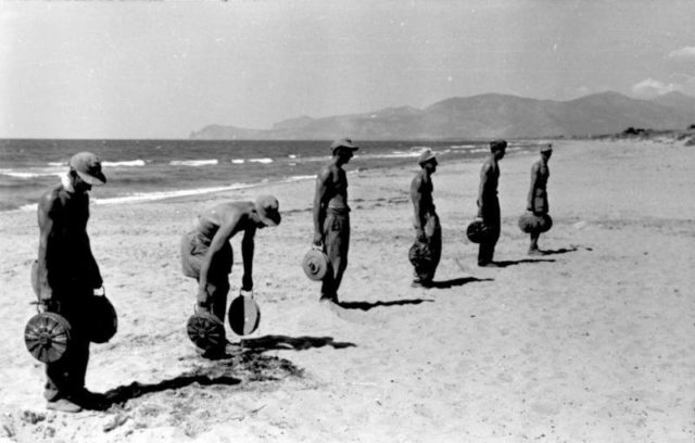 German soldiers on the beach with Tellermines in their hands. [Bundesarchiv, Bild 101I-303-0598-04 / Lüthge / CC-BY-SA 3.0]