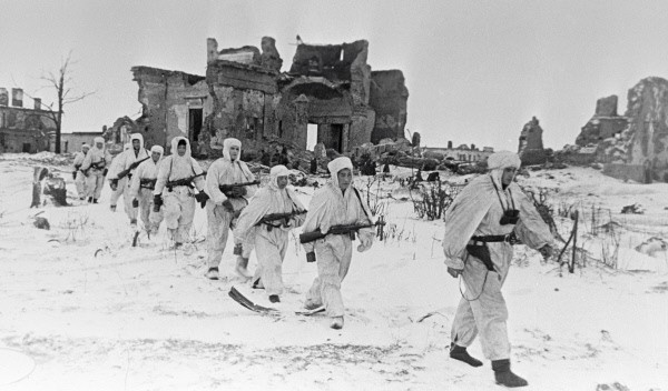 Soviet reconnaissance troops near Pulkovo Heights, on south of Leningrad, March 1942 [RIA Novosti archive, image #62126 / Boris Kudoyarov / CC-BY-SA 3.0]