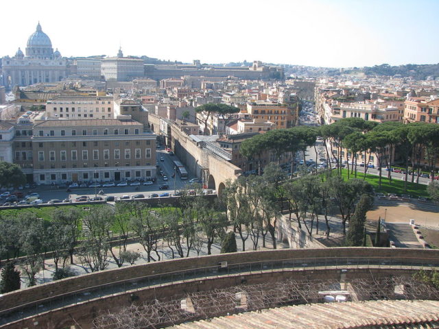 A view of the elevated passage from the castle looking towards the Vatican. By Chris 73 – CC BY-SA 3.0