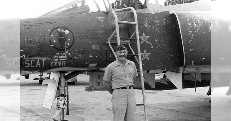 Robin Olds beside his F-4C Phantom Scat XXVII (1966-1967)