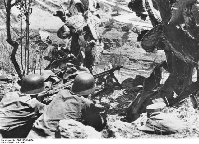 Two German soldiers with machine gun camouflaged between cactuses on Sicily. July 1943.[Bundesarchiv, Bild 183-J14874 / CC-BY-SA 3.0]