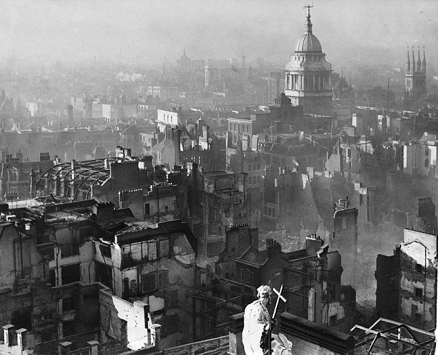 View from St. Paul's Cathedral after "The Blitz". [Av H.Mason, Public Domain]