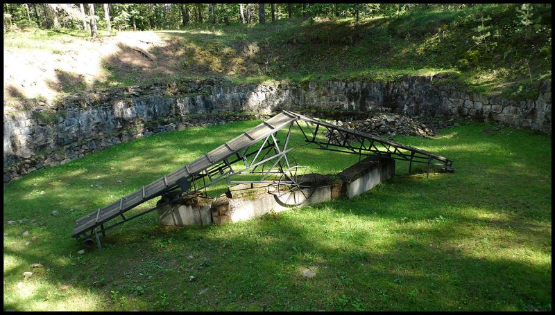 Burning pit, Paneriai Lithuania. Mass execution site of 70,000 Jews, 20,000 Poles and approx. 10,000 Russians. Source: By Gregor Jamroski - Own work, CC BY-SA 3.0, https://commons.wikimedia.org/w/index.php?curid=11400482