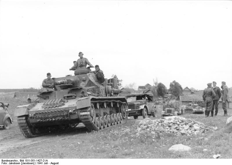 German tanks PzKpfw IV in Vitebsk, 130km from Smolensk [Bundesarchiv, Bild 101I-351-1427-21A / Jakobsen [Jacobsen] / CC-BY-SA 3.0].