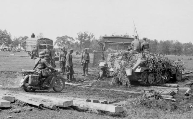 German motorized troops during the advance. 1 June 1941 [Bundesarchiv, Bild 101st-136-0883-29A / Cusian, Albert / CC-BY-SA 3.0]