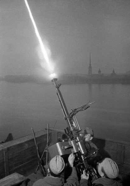 The anti-aircraft gun crew of Sergeant Fyodor Konoplyov shooting at enemy planes in Leningrad [RIA Novosti archive, image #594303 / Anatoliy Garanin / CC-BY-SA 3.0]