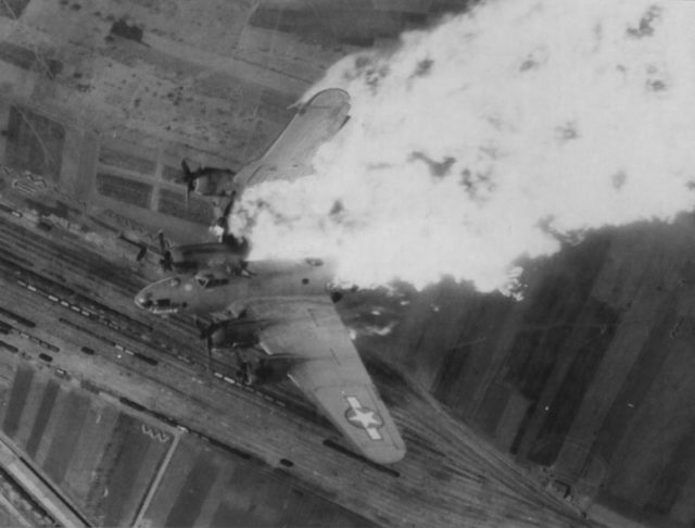 The burning bomber B-17 "Flying Fortress» (Lockheed / Vega B-17F-20-VE, serial number 42-5786) 840 Squadron 483rd Bomb Group in the US Air Force flight over the Yugoslav city of Nis [Via].