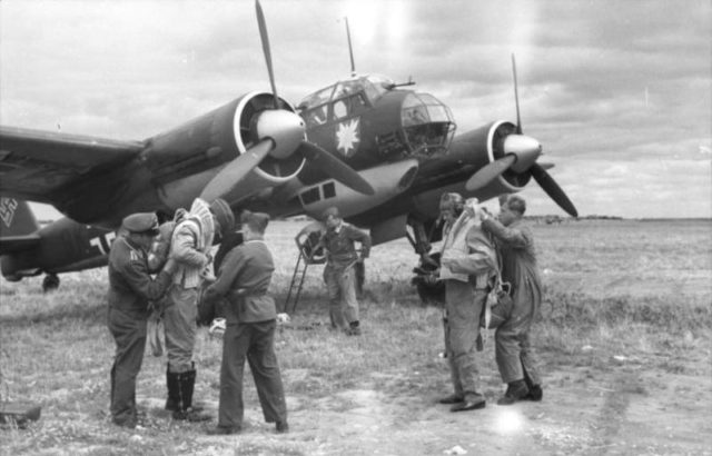 The Crew and a ground staff of the Luftwaffe prepares the start of the bomber Junkers Ju-88 [Bundesarchiv, Bild 101I-402-0265-03A / Pilz / CC-BY-SA 3.0]