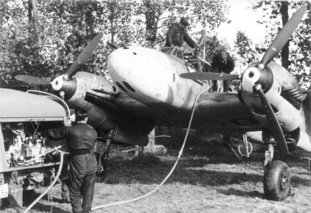 Ground staff refueling a Messerschmitt Bf 110. [Bundesarchiv, Bild 101I-404-0521-19A / Koster / CC-BY-SA 3.0]