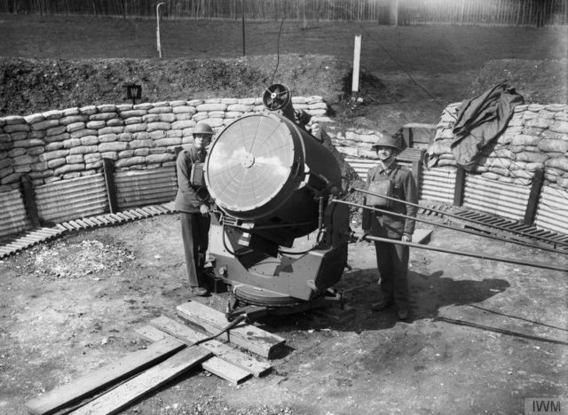 An anti-aircraft searchlight and crew at the Royal Hospital at Chelsea in London, 17 April 1940. [© IWM (H 1291)]