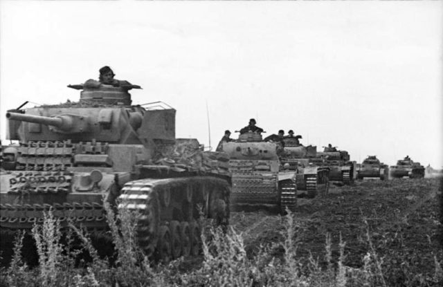 A column of Panzer III tanks in the Eastern Front, July 1943. [Bundesarchiv, Bild 101I-219-0562A-06 / Scheffler / CC-BY-SA 3.0].