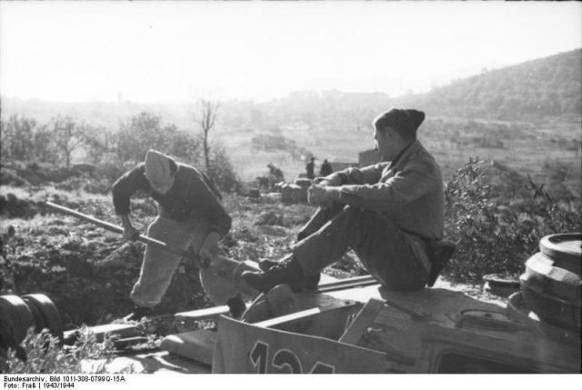 German soldiers maintaining the Panzerkampfwagen III N (Sd.Kfz.141/2). July, 1943. [Bundesarchiv, Bild 101I-308-0799Q-15A / Fraß / CC-BY-SA 3.0]