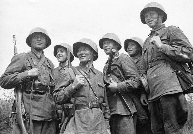 Soviet soldiers near Smolensk, July 1941 [Via].