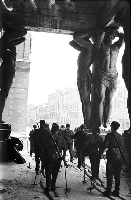 Soviet ski troops by the Hermitage Museum in Leningrad [Via]