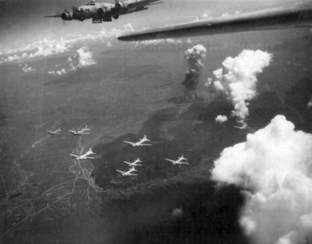 US bombers B-17 "Flying Fortress» (Boeing B-17 Flying Fortress) bombed the Romanian city of Brasov (Brasov) [Via].