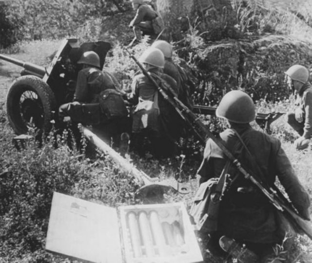 Red Army artillery crew attacking German tanks on their way to Smolensk [Via]