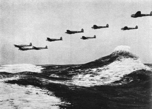 German Heinkel He 111 bombers over the English Channel. 1940. Bundesarchiv, Bild 141-0678 / CC-BY-SA 3.0