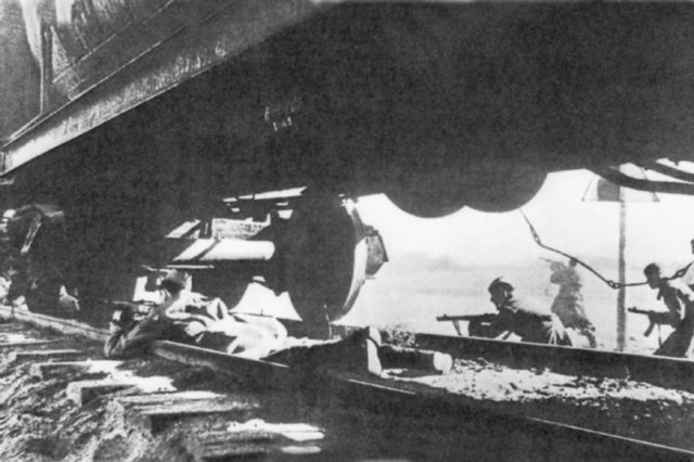 Soviet soldiers during fights at the railway station [Via].