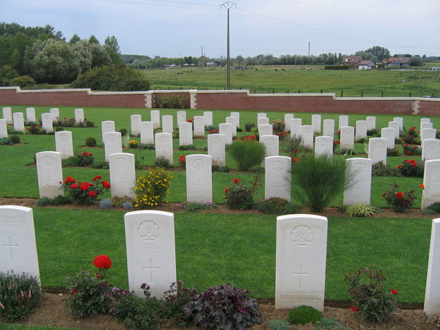 Graves at Fromelles (Pheasant Wood) Military Cemetery, Fromelles, France. Photo - Carcharoth / Wikipedia / CC BY-SA 3.0