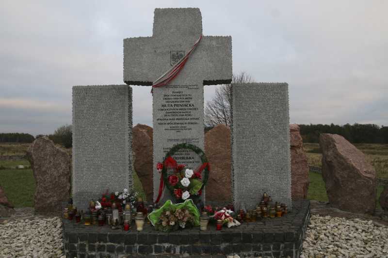 Cross with tablets of the names of Poles killed in completely destroyed Huta Pieniacka, in present-day Ukraine.
Source: Stanisław i Andrzej Tomczakowie / CC BY-SA 3.0 / Wikimedia Commons