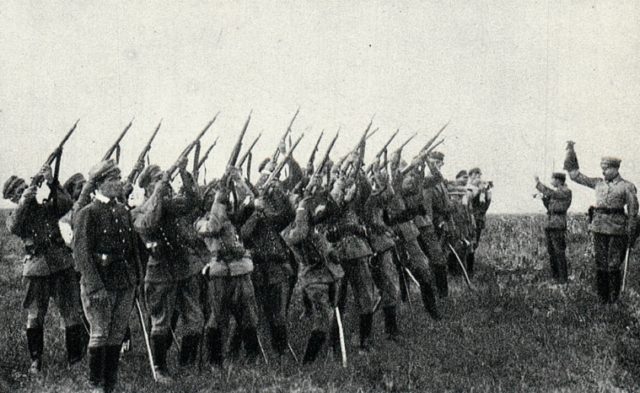 Honour Salute during funeral of cavalrymen. Photo was made between 1914-1917 [Public Domain]