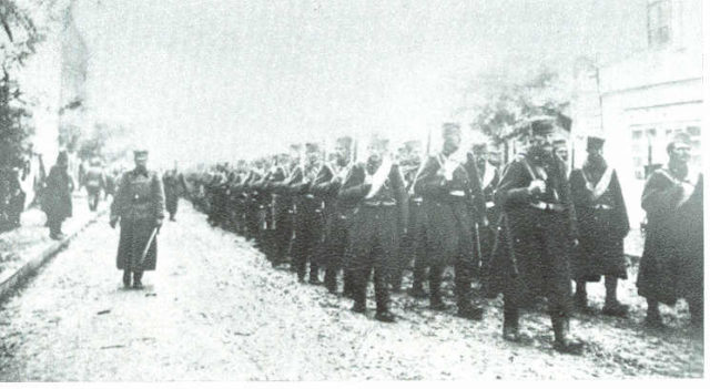 The Serbian army marches into Skopje. Public Domain.