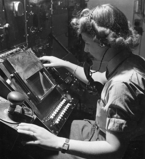 The operator display of the CH system was a complex affair. The large knob on the left is the goniometer control with the sense button that make the antenna more directional. [Public Domain]