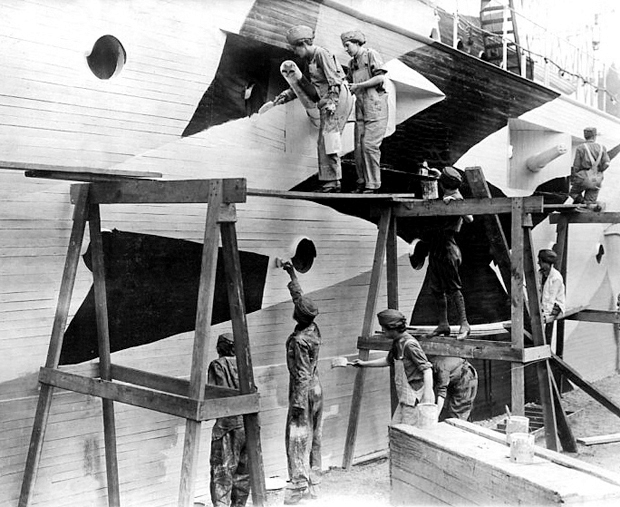 Workers painting ships in dazzle style Image Source: