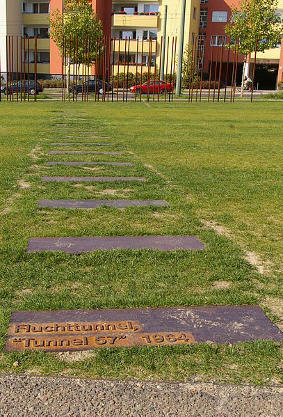 The plaque marking Tunnel 57. Wikimedia Commons / N-Lange.de / CC-by-sa 3.0/de