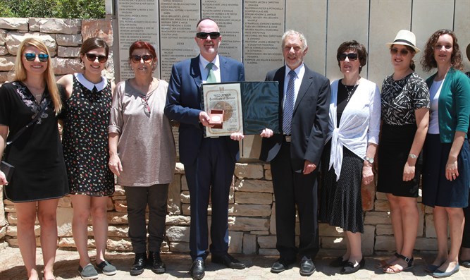 Kamphuis-Vink and Lowenstein, honoured by the Israeli Committee for the Designation of the Righteous at a ceremony held at Yad Vashem.
Source: Yad Vashem