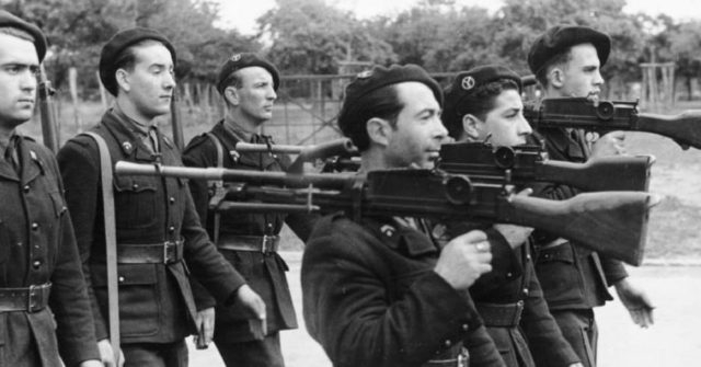 Members of the Milice, armed with captured British No. 4 Lee–Enfield Rifles and Bren Guns. Bundesarchiv – CC BY-SA 2.0