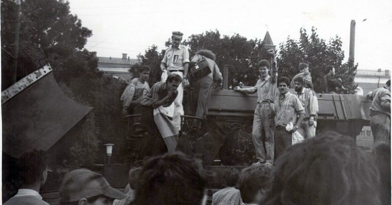 Manezh Square. The first column of armored vehicles stopped,19 August 1991. Source: By Иван Симочкин - АВГУСТ 1991, CC BY-SA 3.0, https://commons.wikimedia.org/w/index.php?curid=12274530