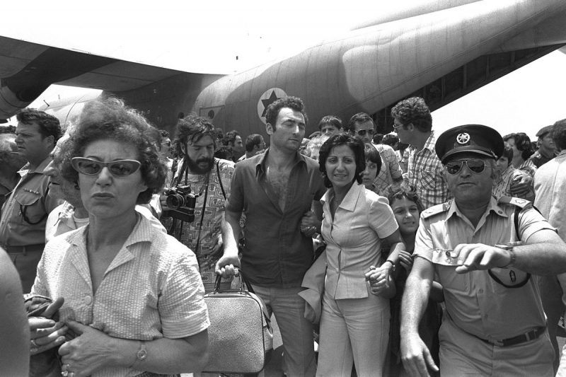 Rescued Air France hostages returning from Entebbe Airport. Source: By http://www.flickr.com/people/69061470@N05 - http://www.flickr.com/photos/government_press_office/7597300162/, CC BY-SA 3.0, https://commons.wikimedia.org/w/index.php?curid=22807119