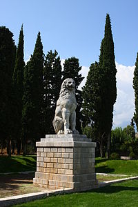 A monument for the fallen Thebans at Chaeronea, likely specifically for their famous Sacred Band. Image By Philipp Pilhofer/ Wikipedia/ CC BY-SA 3.0