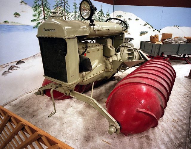 A screw-propelled Snowmobile from 1926. Wikipedia / refractionless / CC BY-SA 2.0