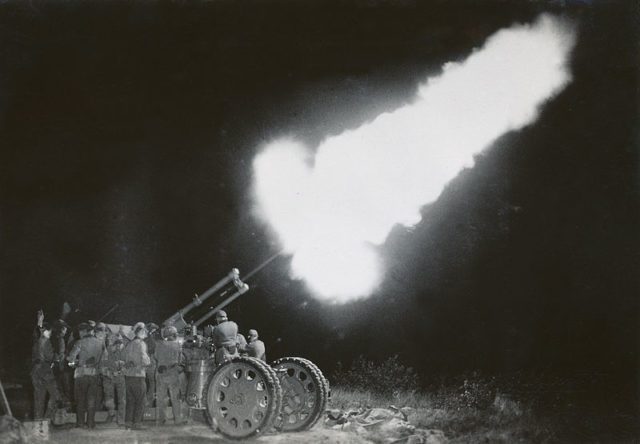 Anti Aircraft gun firing. Wikimedia Commons / Carl Gunnar Rosborn / No restrictions.
