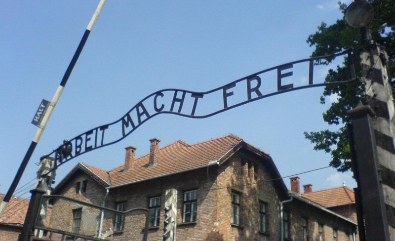 Auschwitz entrance. Source: CC BY 2.5, https://en.wikipedia.org/w/index.php?curid=33217021