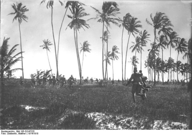 Askari troops advance in a skirmish in 1914, probably the battle of Tanga. Image Source: Bundesarchiv-Bild-105-DOA3100-Walther-Dobbertin-CC-BY-SA-3.0.jpg