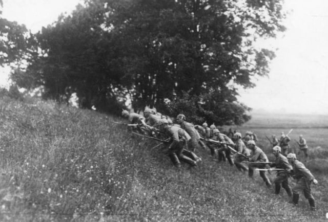 German troops advancing over a hill near the Argonne Forest in 1915. Image Source: Wikimedia Commons/ Bundesarchiv, Bild-183-R33723/ CC-BY-SA-3.0.