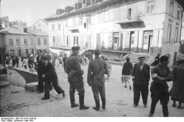 Two German soldiers in the Lublin Ghetto, May 1941. Bundesarchiv, Bild 101I-019-1229-30 / Hähle, Johannes / CC-BY-SA 3.0
