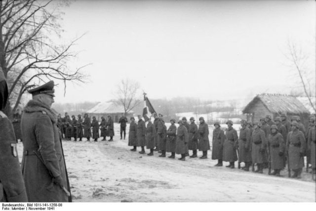 Field Marshal Günther von Kluge reviews the Vichy French in Russia, prior to his transfer to the Western Front. By Bundesarchiv, Bild 101I-141-1258-08 / Momber / CC-BY-SA 3.0, CC BY-SA 3.0 de, https://commons.wikimedia.org/w/index.php?curid=5476242