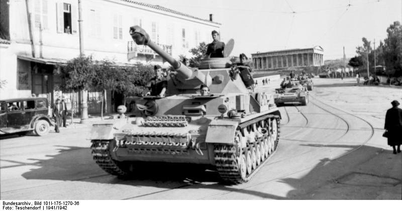 German army in Athens (1943). Source: By Bundesarchiv, Bild 101I-175-1270-36 / Teschendorf / CC-BY-SA 3.0, CC BY-SA 3.0 de, https://commons.wikimedia.org/w/index.php?curid=5410190