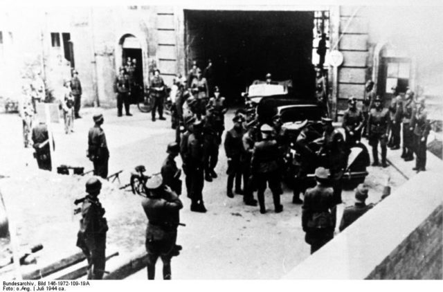 Waffen SS arresting the participants of the coup. By Bundesarchiv, Bild 146-1972-109-19A / CC-BY-SA 3.0, CC BY-SA 3.0 de