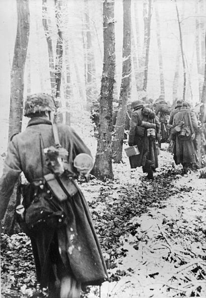 German troops advancing through the forests around Elsenborn. Image Source: Wikimedia Commons/ Bundesarchiv, Bild 183-J28510 / Rutkowski, Heinz / CC-BY-SA 3.0