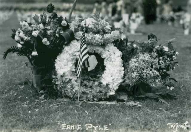 Source: By USMC Archives from Quantico, USA - Ernie Pyle Grave Site, Memorial Day, 1950, CC BY 2.0, https://commons.wikimedia.org/w/index.php?curid=42679982