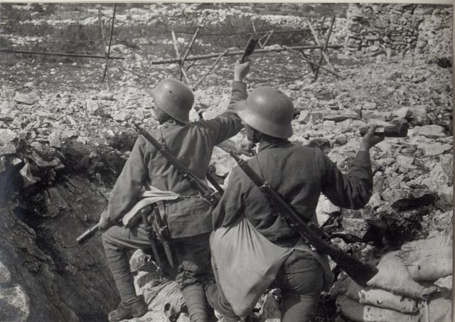 German troops assaulting Italian positions in the Italian front, 1917. Image Source: Wikimedia Commons/ public domain.